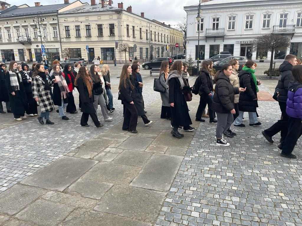 Zdjęcie Rynek - polonez 2024 (7)f1aaca30-cdeb-4b06-8e14-c7ed949f520d.jpg w galerii Polonez na sądeckim rynku